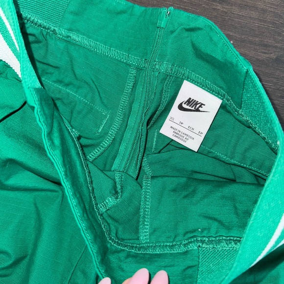 Nike Collection woven wide leg pants in green XS - Picture 10 of 10